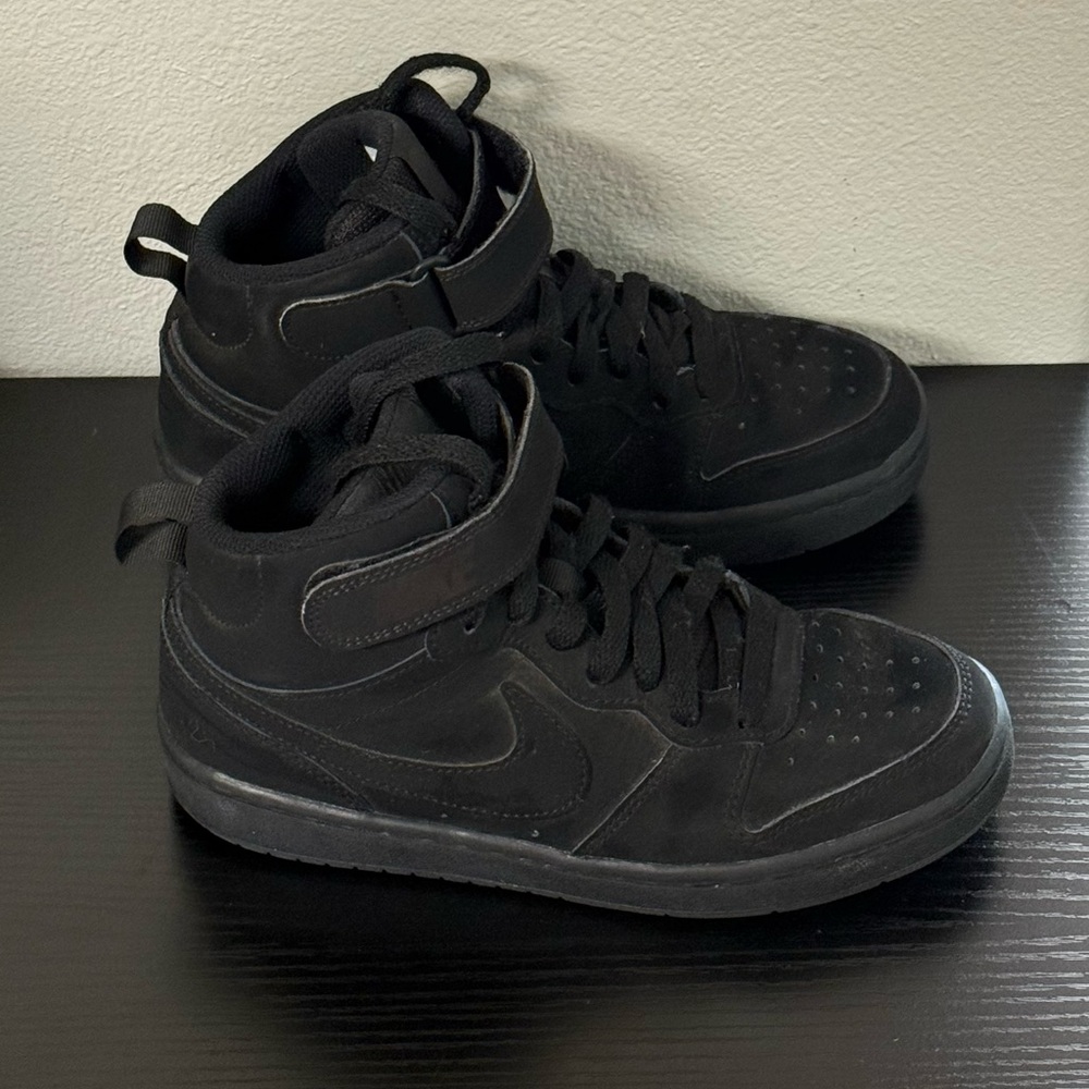 Nike Black Sneakers with Sleek Design and Comfort